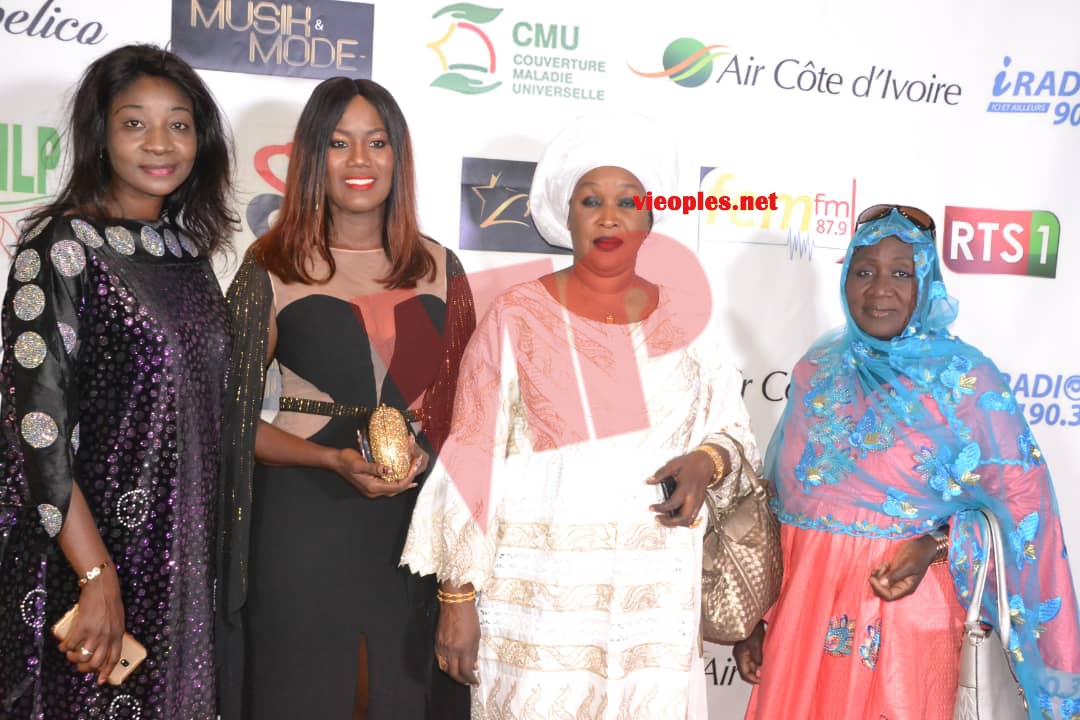 MODE & MUSIQUE: Les images sur le Tapis Rouge au défilé de Adja Ombelico ce samedi.