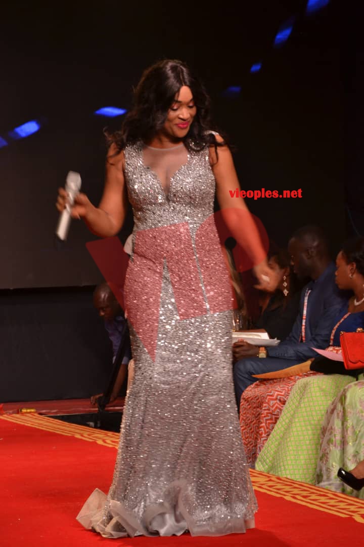 Titi illumine le défilé de Adja Ombélico avec une somptueuse robe… Regardez