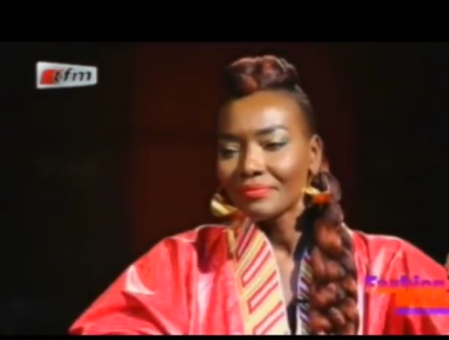 Tekk Gui : Hommage émouvant de Coumba Gawlo à son père dans l’album Terrou Waar