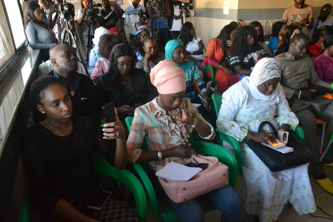 En images Daba Seye face à la presse pour présenter son nouveau album.