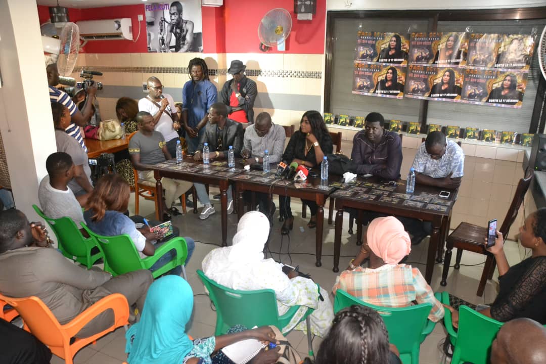 En images Daba Seye face à la presse pour présenter son nouveau album.