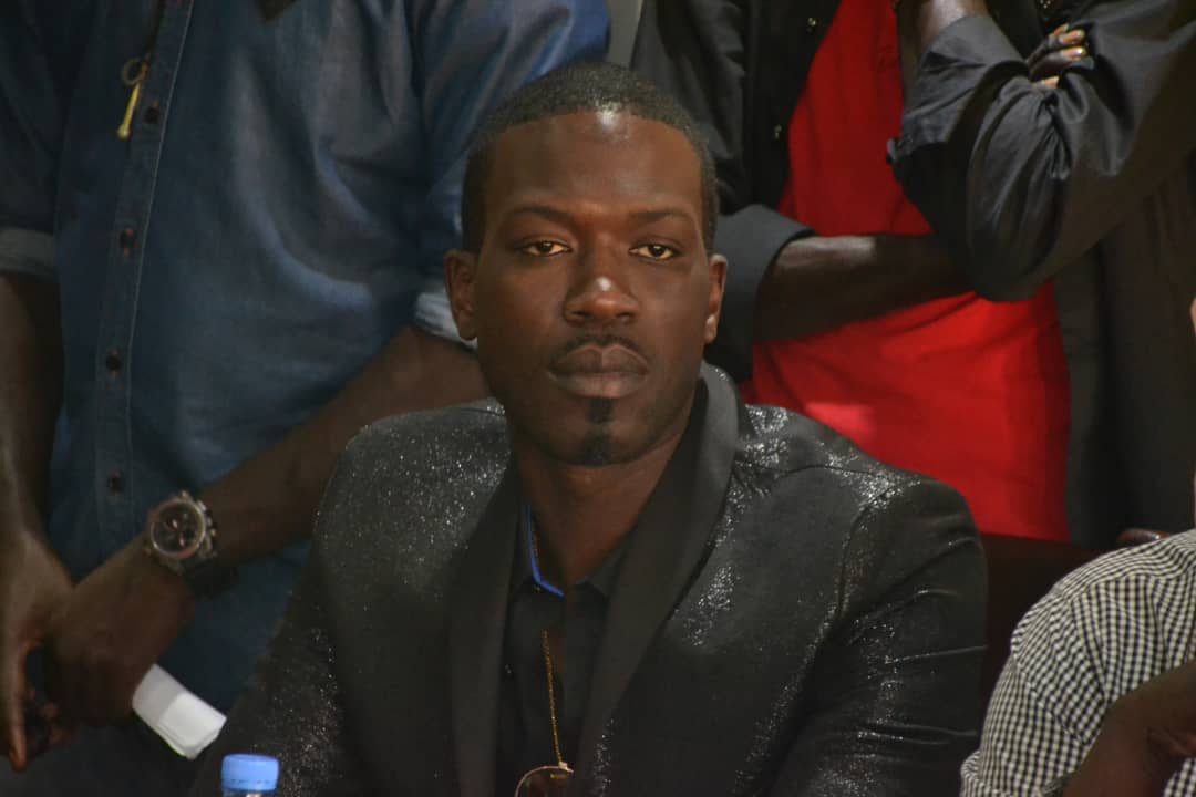 En images Daba Seye face à la presse pour présenter son nouveau album.