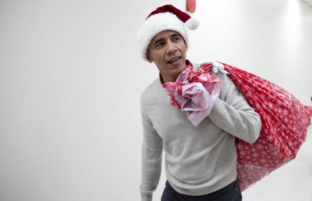 Obama, en père Noël, distribue des cadeaux à des enfants malades