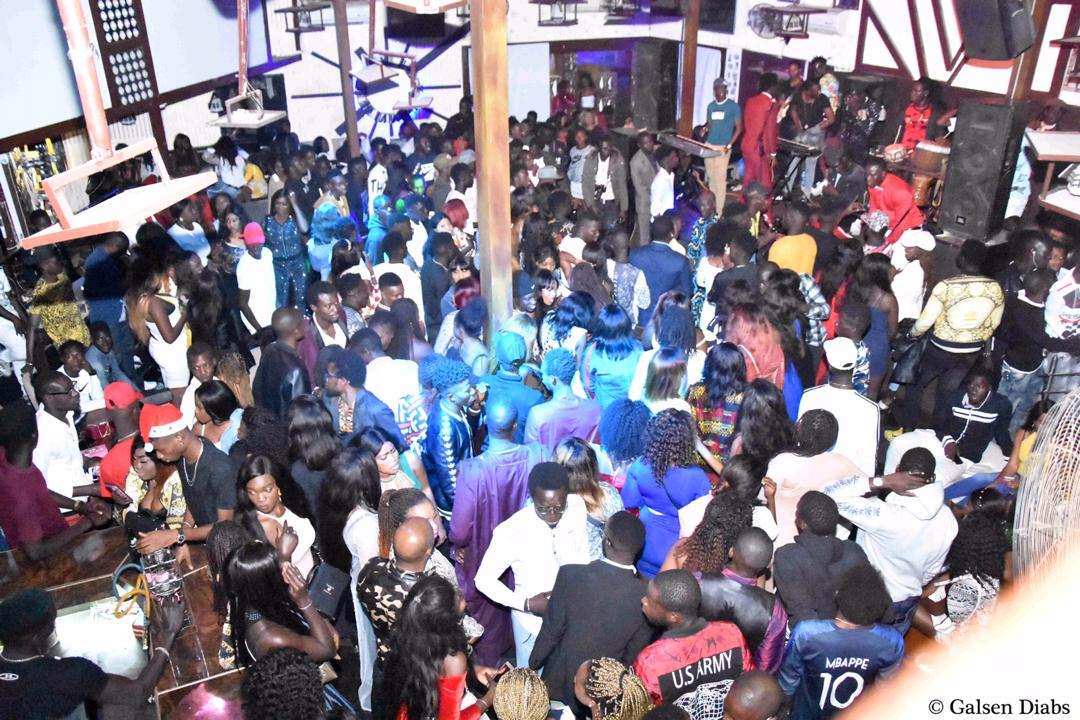 Soirée Noel: Tarba Mbaye met son sel au Five et crée l'embouteillage aux Almadies. En images.