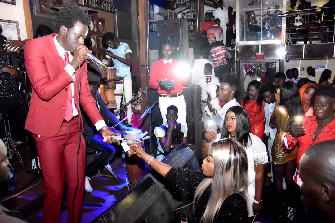 Soirée Noel: Tarba Mbaye met son sel au Five et crée l'embouteillage aux Almadies. En images.