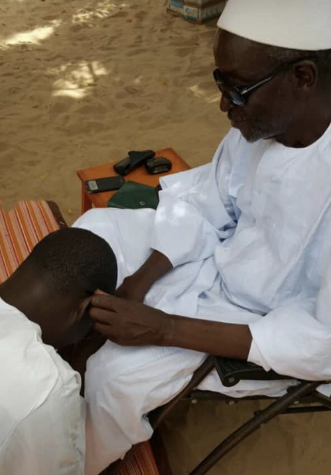 Pape Diogaye Faye, le DG de direct info s’affiche avec son marabout Serigne Cheikh Saliou Mbacké