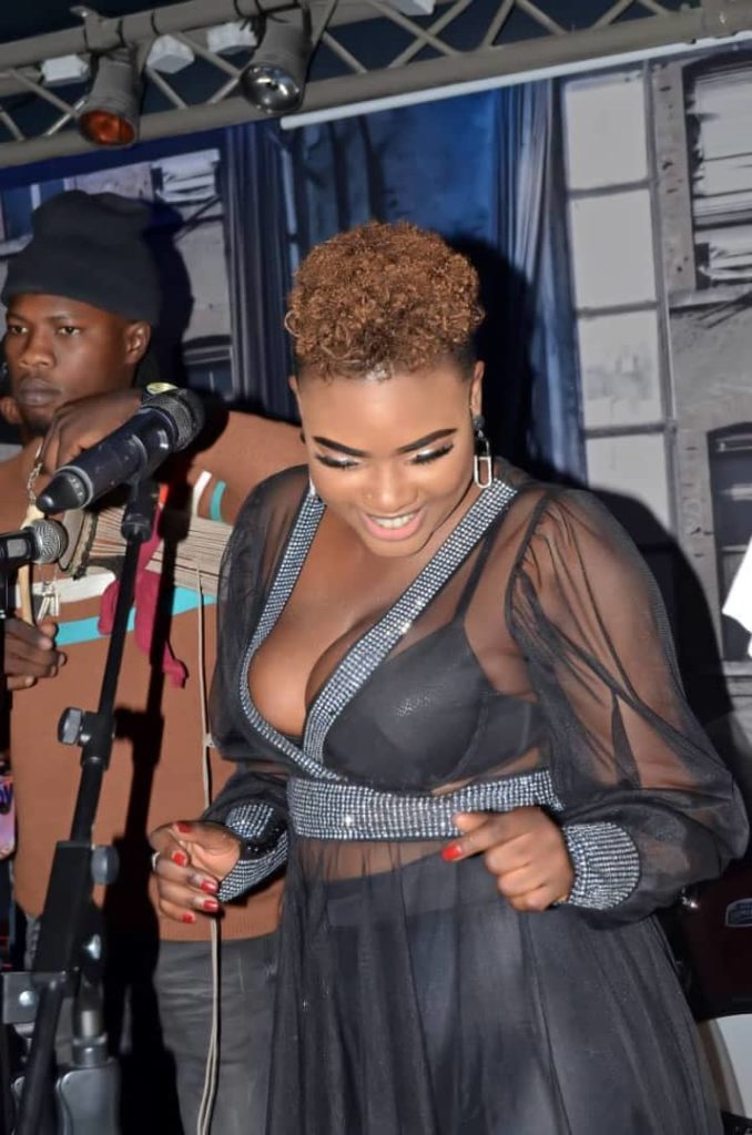 Sabel Dieng, vêtue d’une splendide robe, illumine Casino du Cap-Vert