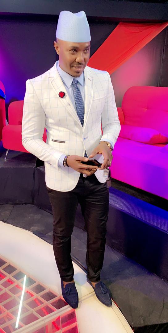 Plateau spéciale fin d'année sur la SEN TV, Cheikh Sarr affiche l'élégance.