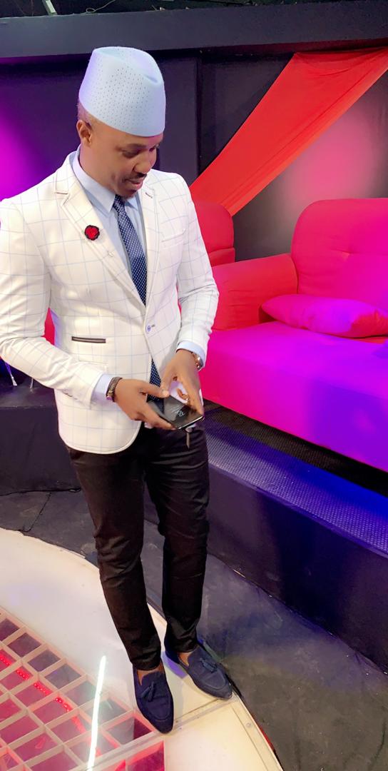 Plateau spéciale fin d'année sur la SEN TV, Cheikh Sarr affiche l'élégance.