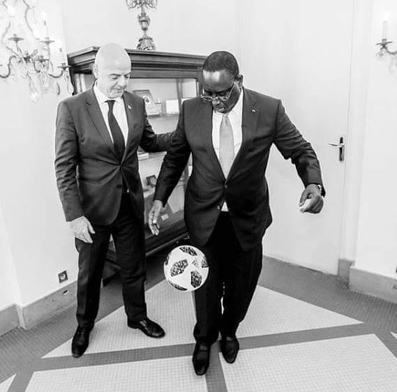 Macky Sall jongle avec ballon devant Gianni Infantino, le président de la FIFA