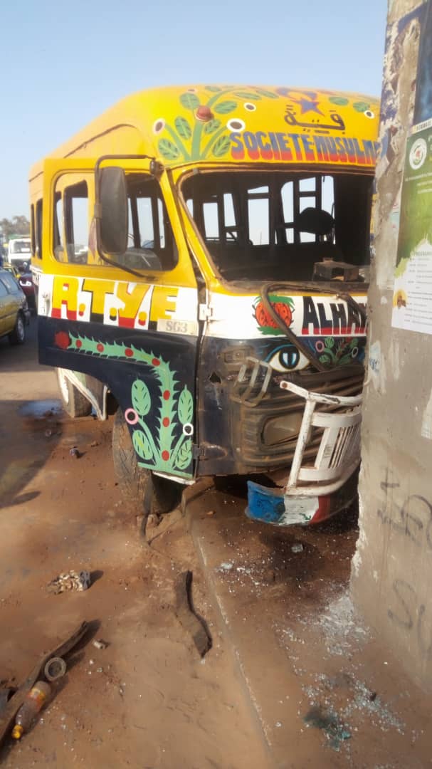 Photos- accident sur l'autoroute: un "car rapide" heurte le poteau d'une passerell