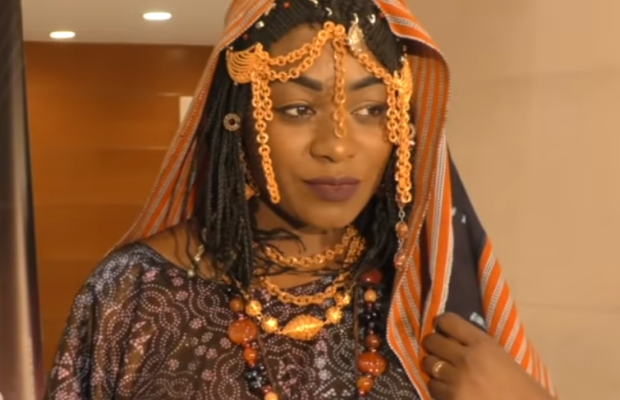 Bijou Ndiaye « Khar dafay wessou mboté… beugouma samay doom di… »