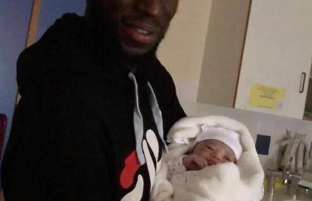 Arrêt sur image : Salif Sané et sa copine, parents d’une petite fille du nom de Taina