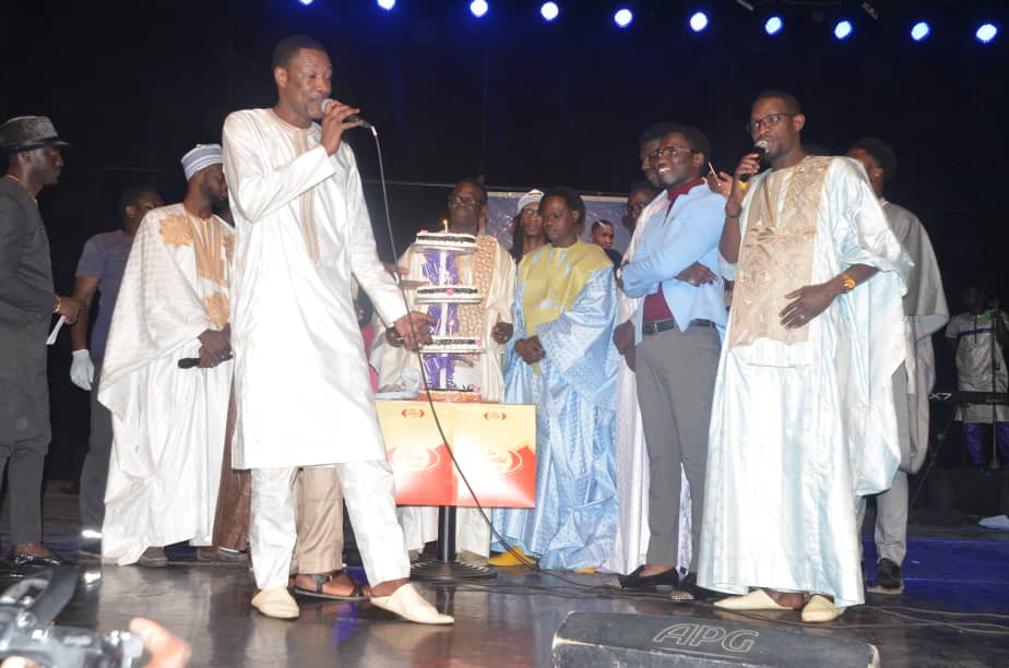 ANNIVERSAIRE: L'artiste Demba Guissé chauffe le theatre Daniel Sorano.
