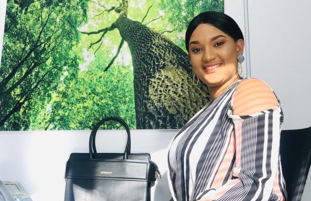 L’actrice Eva brille de mille feux, teint naturel sans Xessal