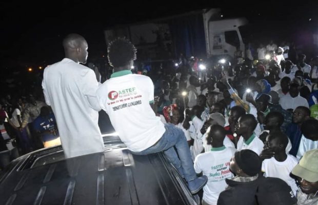 Arrivé tard dans la nuit, Ousmane Sonko réveille Guinguinéo… et prévient les habitants sur la visite de Macky Sall et de Souleymane Ndéné Ndiaye « DEUK BI DAFA MACKY »