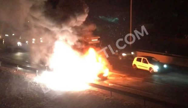 Le véhicule d’Amsatou Sow Sidibé, qui avait rejoint la caravane d’Idrissa Seck prend feu !