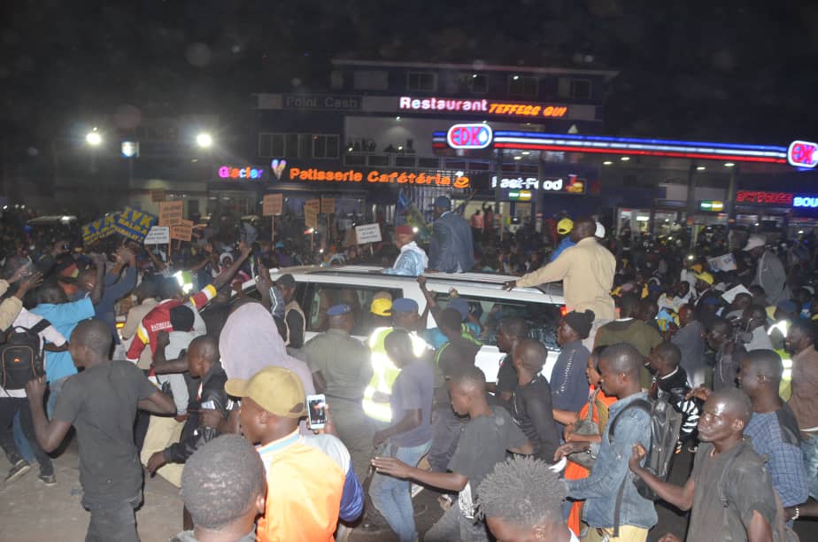 Une foule immense accueille Abdoulaye Wade à Pikine