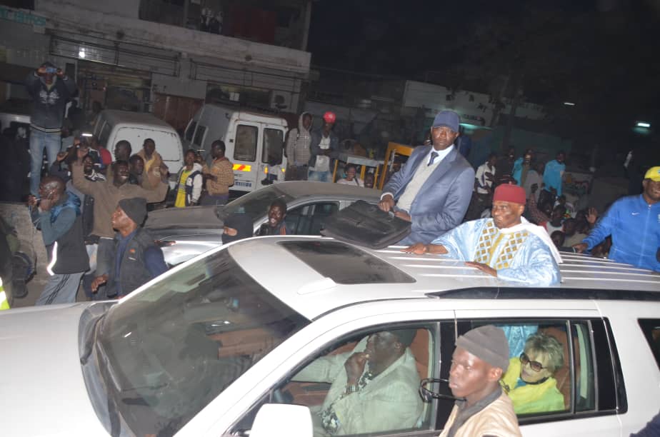 Une foule immense accueille Abdoulaye Wade à Pikine