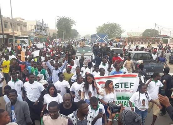 Mbour en Feu avec Ousmane Sonko ! la coalition « Sonko président » a mobilisé un monde fou, la caravane bloquée par des militants de BBY