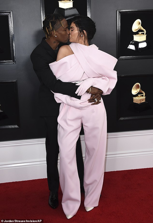 la tenue très remarquée de Kylie Jenner d’adolescente complexée à milliardaire… aux Grammy Awards,