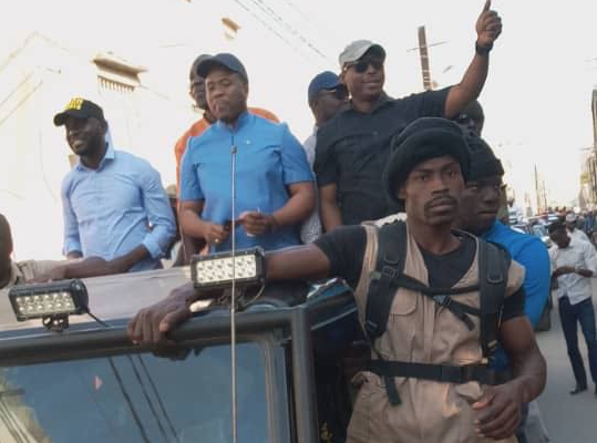 Bougane et Barthélémy Dias, en caravane dans les rues de Dakar…