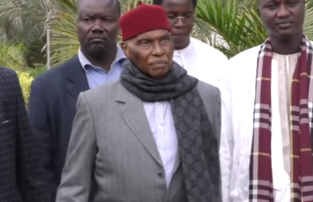 Urgent: Abdoulaye Wade persiste et signe