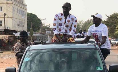 Vidéo : Regardez Pape Diouf accueilli en fanfare en Gambie avant ses concerts du 15, 16 et 17 Février