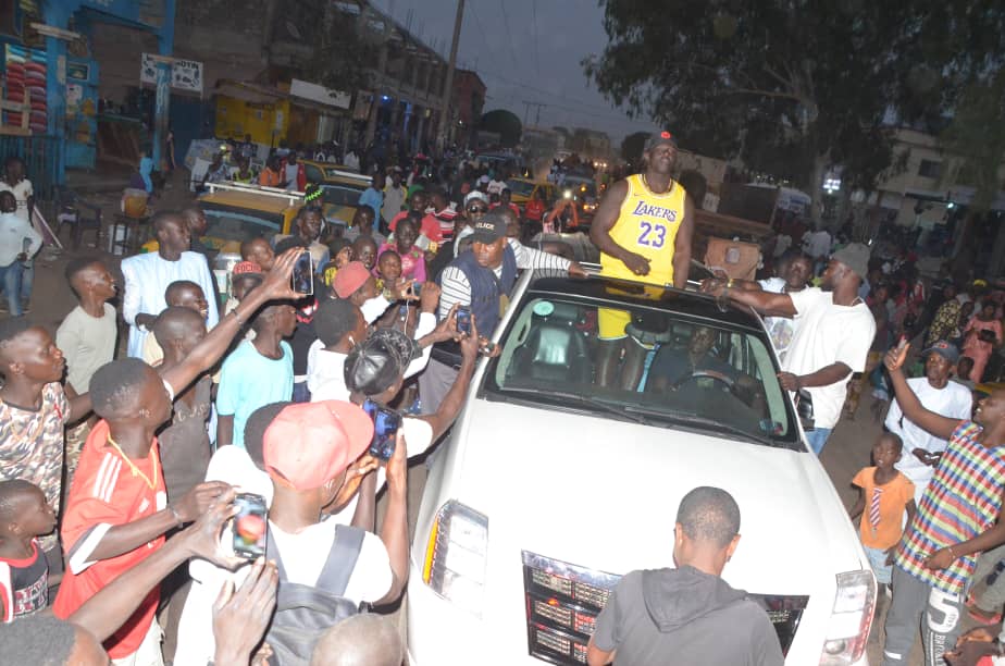 Balla Gaye 2 accueillit comme un roi en Gambie.
