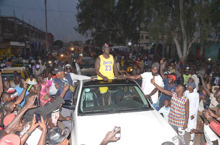 Balla Gaye 2 accueillit comme un roi en Gambie.