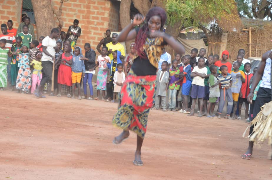 L' accueille de Queen Biz au 21 eme éditions du carnaval du Sud avec les jeunes de Kafountine.