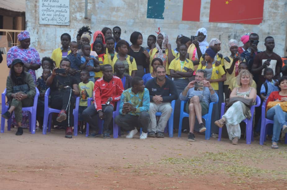 L' accueille de Queen Biz au 21 eme éditions du carnaval du Sud avec les jeunes de Kafountine.