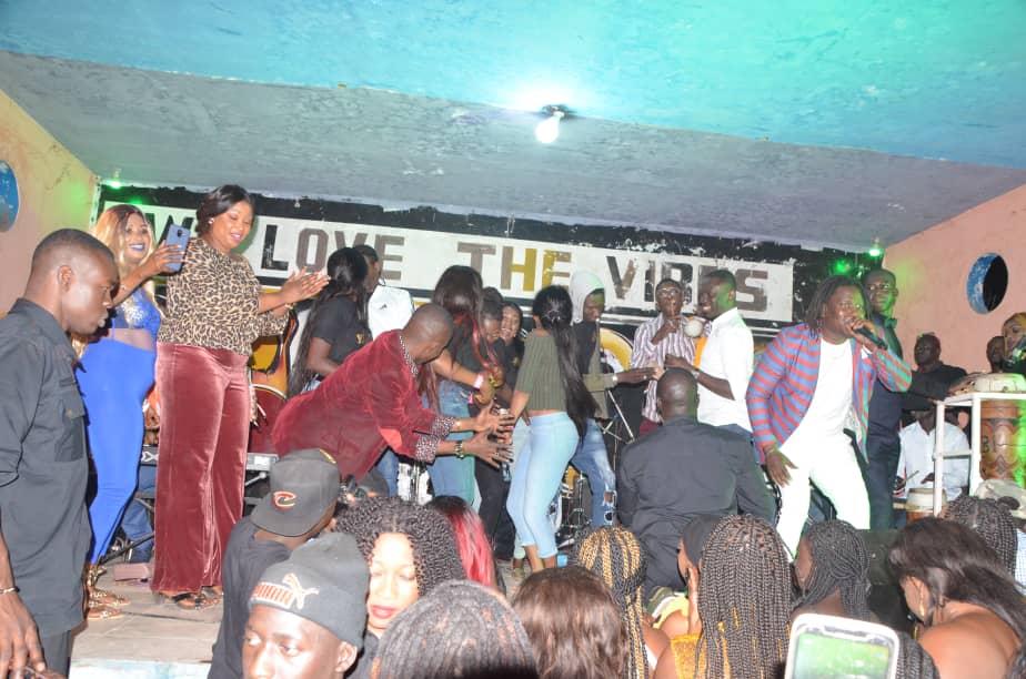 EN IMAGES: Birkama Pape Diouf remplit le Jokko Art pour fermer ses 72H en Gambie.