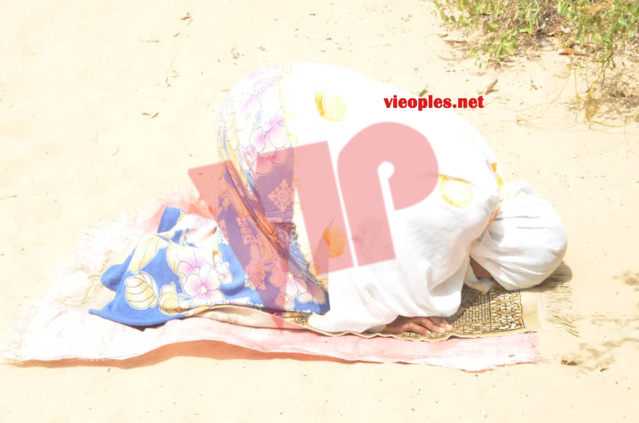 Queen Biz fait ses prières sur la place de Cheikh Omar Foutiyou Tall en Casamance