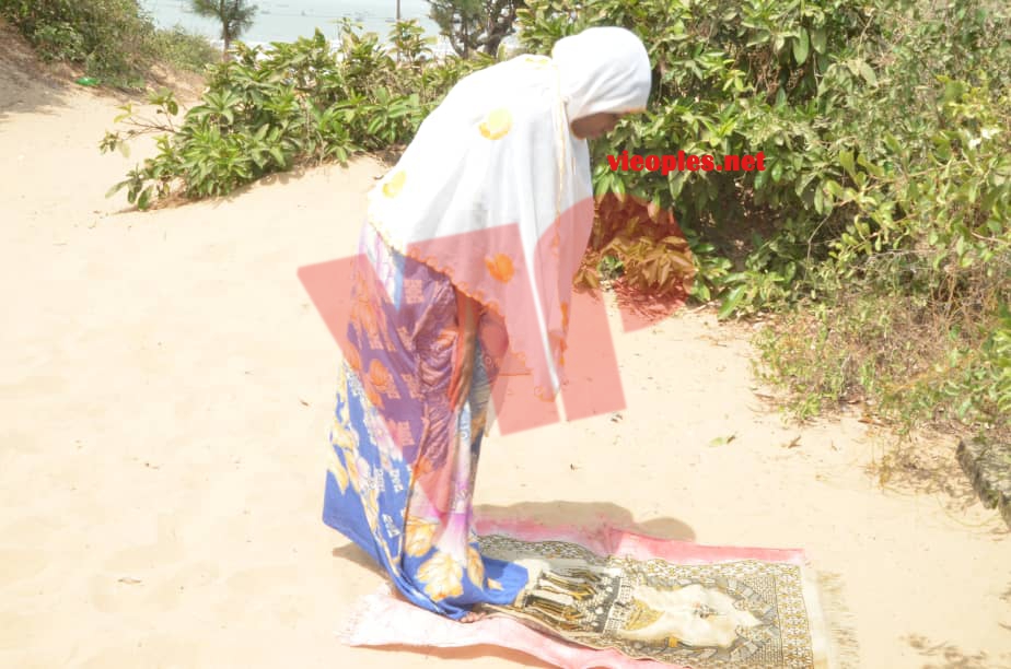 Queen Biz fait ses prières sur la place de Cheikh Omar Foutiyou Tall en Casamance