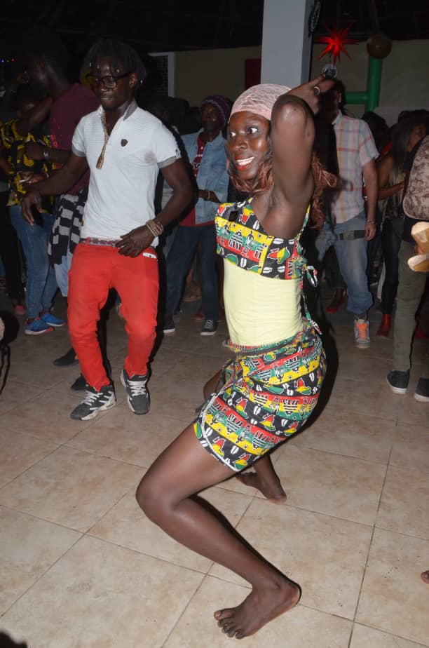 En images au village d'Abéné à Kafountine quand les jeunes "Diolas" savourent leur culture.