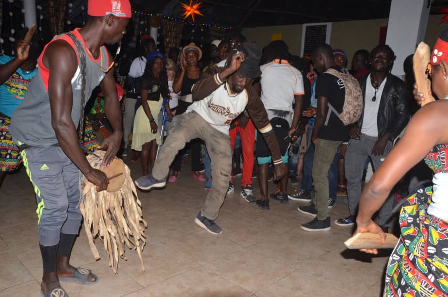 En images au village d'Abéné à Kafountine quand les jeunes "Diolas" savourent leur culture.