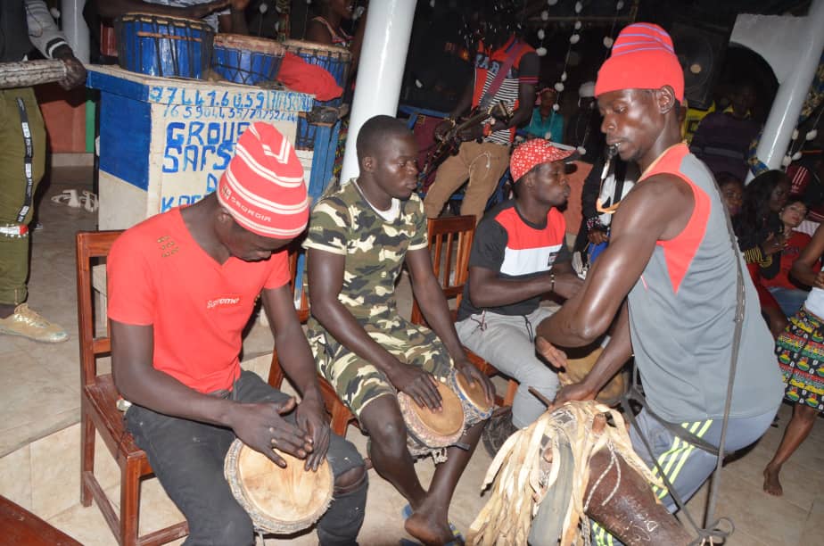 En images au village d'Abéné à Kafountine quand les jeunes "Diolas" savourent leur culture.