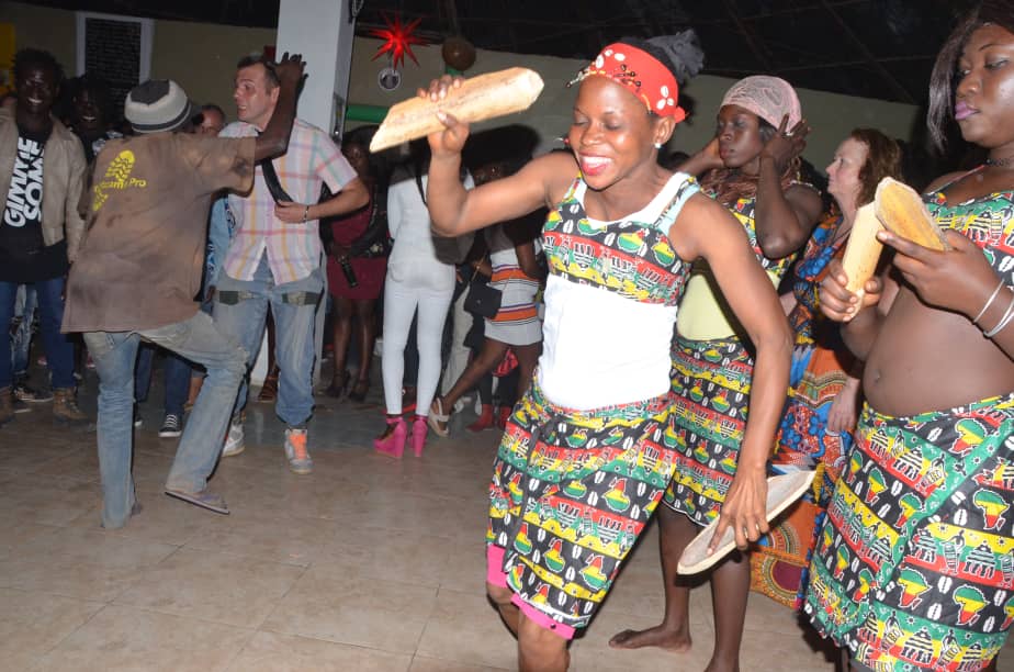 En images au village d'Abéné à Kafountine quand les jeunes "Diolas" savourent leur culture.