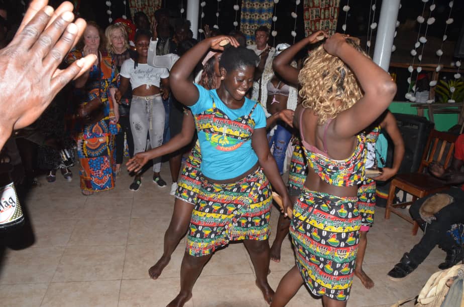 En images au village d'Abéné à Kafountine quand les jeunes "Diolas" savourent leur culture.