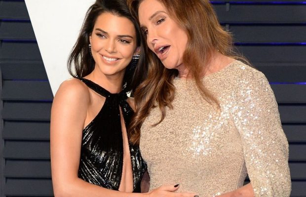 Oscars 2019: Les retrouvailles ! Kendall Jenner pose avec son père, dans une robe sexy qui dévoile presque tout!