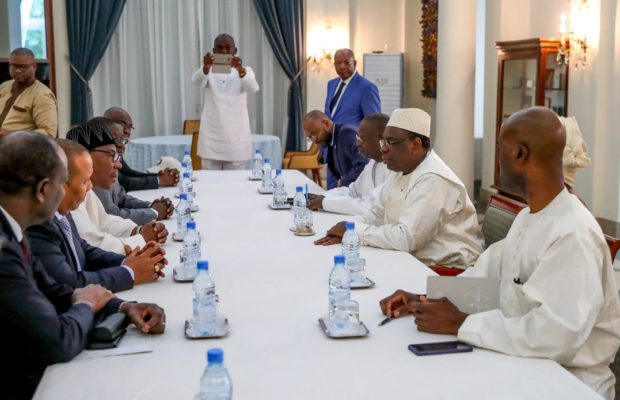 Conseil des ministres, ce mercredi: Macky Sall remet son costume de président et reçoit la mission d’observation électorale.