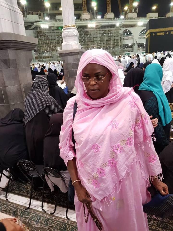 Marième Faye Sall devant la « Kaaba » après la victoire de son mari au premier tour.