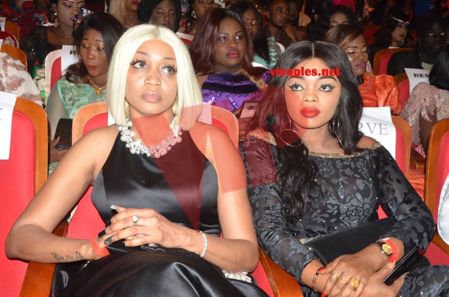 Colé Faye patronne de COBRA BEAUTY HAIR toute ravissante au premier rang du Sargal Djiguene en compagnie de Adja.