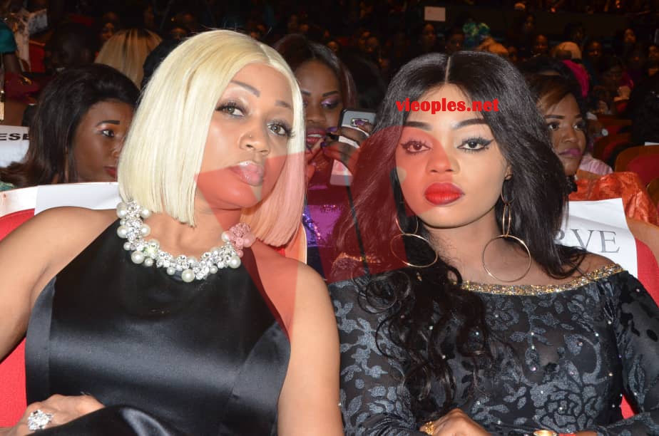 Colé Faye patronne de COBRA BEAUTY HAIR toute ravissante au premier rang du Sargal Djiguene en compagnie de Adja.