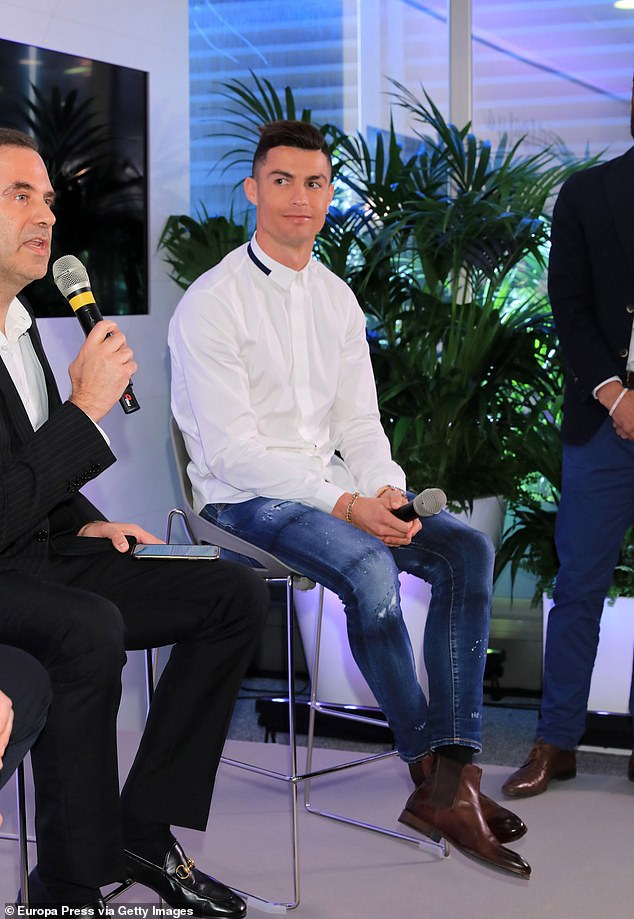 Cristiano Ronaldo soutenu par sa compagne pour inaugurer un projet à Madrid