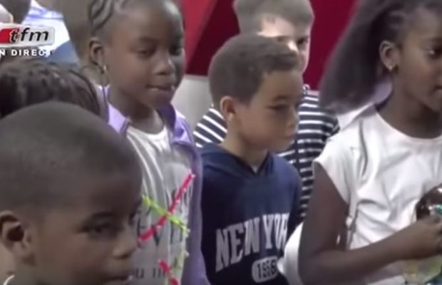 Nelson Mandela le fils de Youssou Ndour chante aves ses amis sur le plateau de Yewouleen