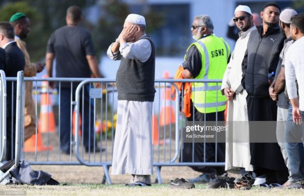L’appel à la prière a été diffusé dans toute la Nouvelle-Zélande en direct ! Plus de 20.000 personnes ont assisté aux funérailles des 50 musulmans tués