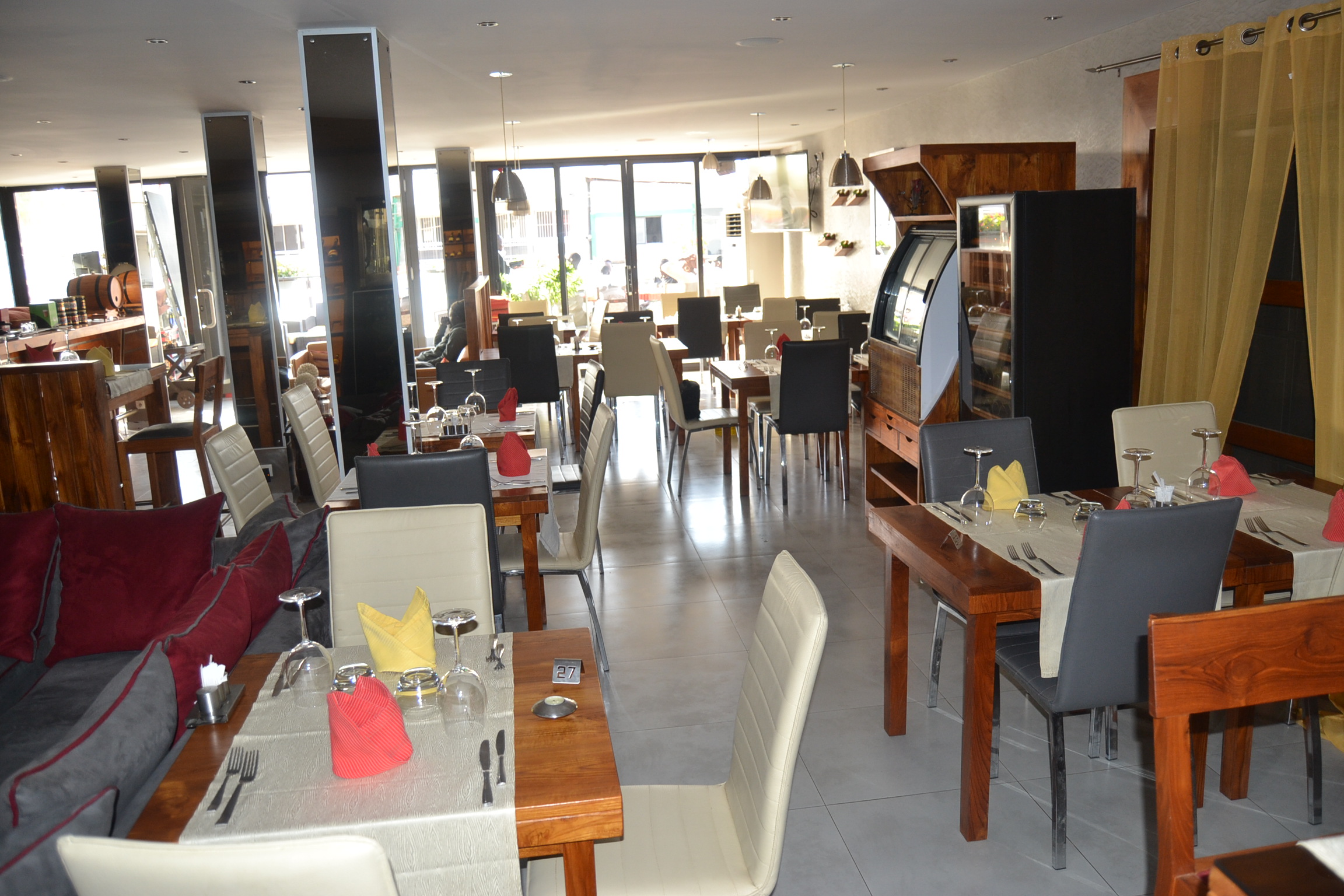 Découvrez le nouveau chez KATIA LOUNGE aux Almadies avec sa nouvelle gérante Samira l'ex mannequin.