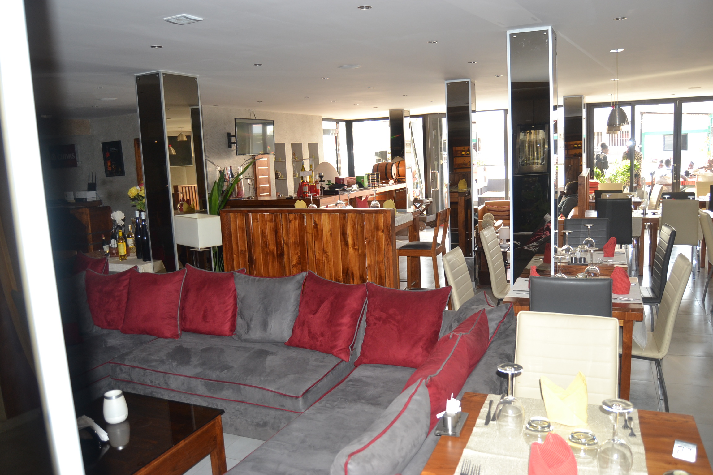 Découvrez le nouveau chez KATIA LOUNGE aux Almadies avec sa nouvelle gérante Samira l'ex mannequin.